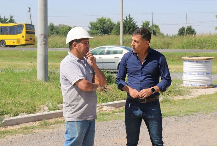 Imagen de Avanza la obra el&eacute;ctrica en el barrio Mi Lote y anuncian que el servicio ser&aacute; una realidad en breve