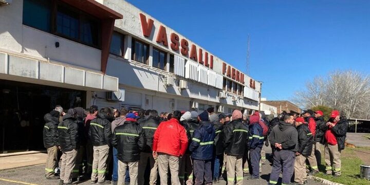 Imagen de Vuelve la crisis en Vassalli: Incumplimiento de pagos y producción paralizada por falta de insumos