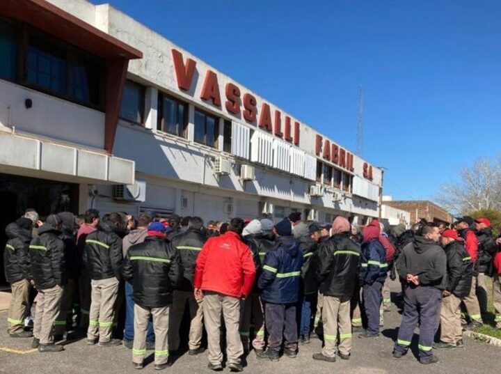 Imagen de Vuelve la crisis en Vassalli: Incumplimiento de pagos y producción paralizada por falta de insumos