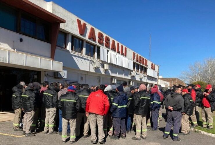 Imagen de Vuelve la crisis en Vassalli: Incumplimiento de pagos y producción paralizada por falta de insumos