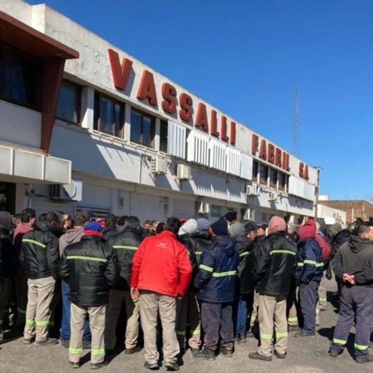 Imagen de Vuelve la crisis en Vassalli: Incumplimiento de pagos y producción paralizada por falta de insumos