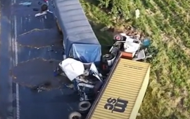 Imagen de Caos en la autopista Rosario-Buenos Aires: choque y vuelco de camiones provoca corte total a la altura de Baradero