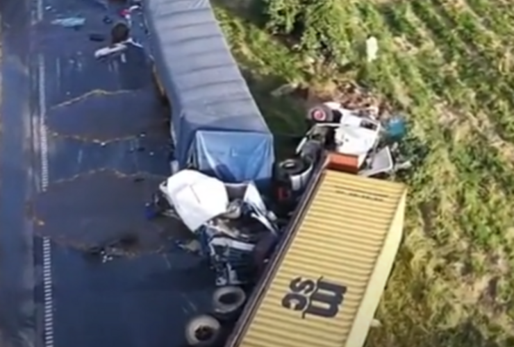 Imagen de Caos en la autopista Rosario-Buenos Aires: choque y vuelco de camiones provoca corte total a la altura de Baradero