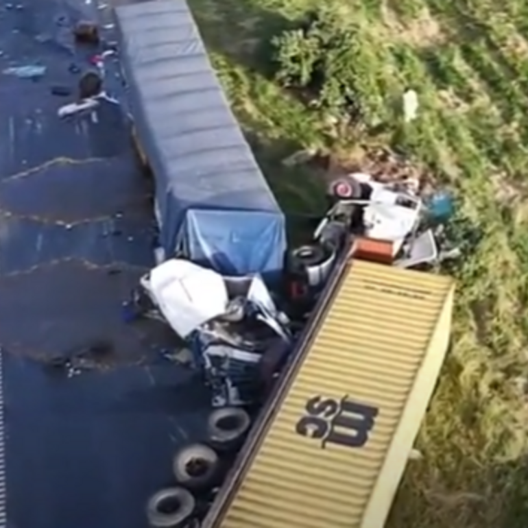 Imagen de Caos en la autopista Rosario-Buenos Aires: choque y vuelco de camiones provoca corte total a la altura de Baradero