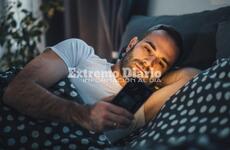 Imagen de ¿Mito o realidad? El impacto real de usar el teléfono antes de dormir en el sueño adulto