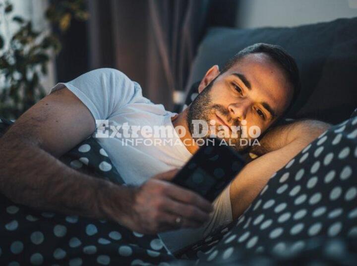 Imagen de ¿Mito o realidad? El impacto real de usar el teléfono antes de dormir en el sueño adulto