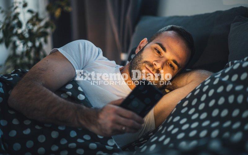 Imagen de &iquest;Mito o realidad? El impacto real de usar el tel&eacute;fono antes de dormir en el sue&ntilde;o adulto