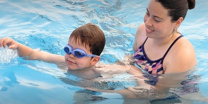 Imagen de Emotivo cierre de año del grupo de natación infantil en el Polideportivo