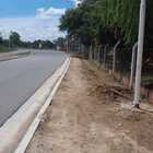 Imagen de Sendero peatonal inexistente obliga a ciclistas a invadir la ruta