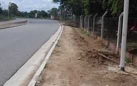 Imagen de Sendero peatonal inexistente obliga a ciclistas a invadir la ruta