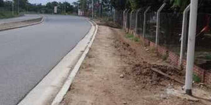 Imagen de Sendero peatonal inexistente obliga a ciclistas a invadir la ruta