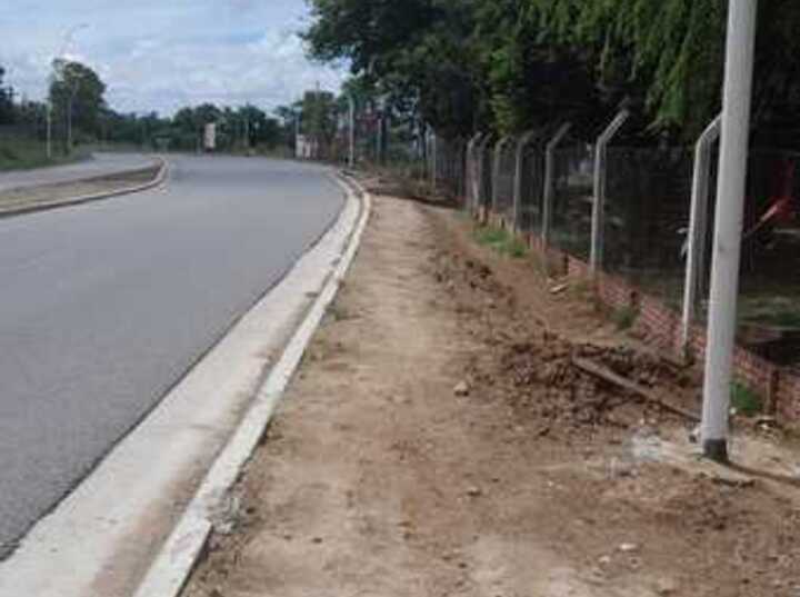 Imagen de Sendero peatonal inexistente obliga a ciclistas a invadir la ruta