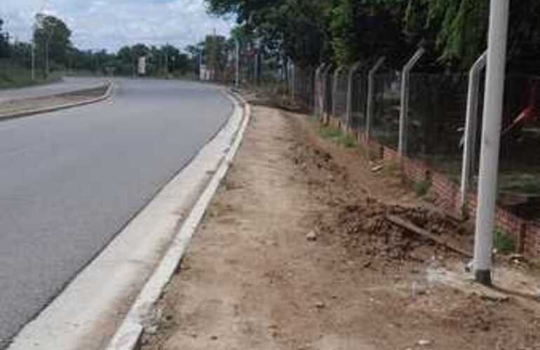 Imagen de Sendero peatonal inexistente obliga a ciclistas a invadir la ruta