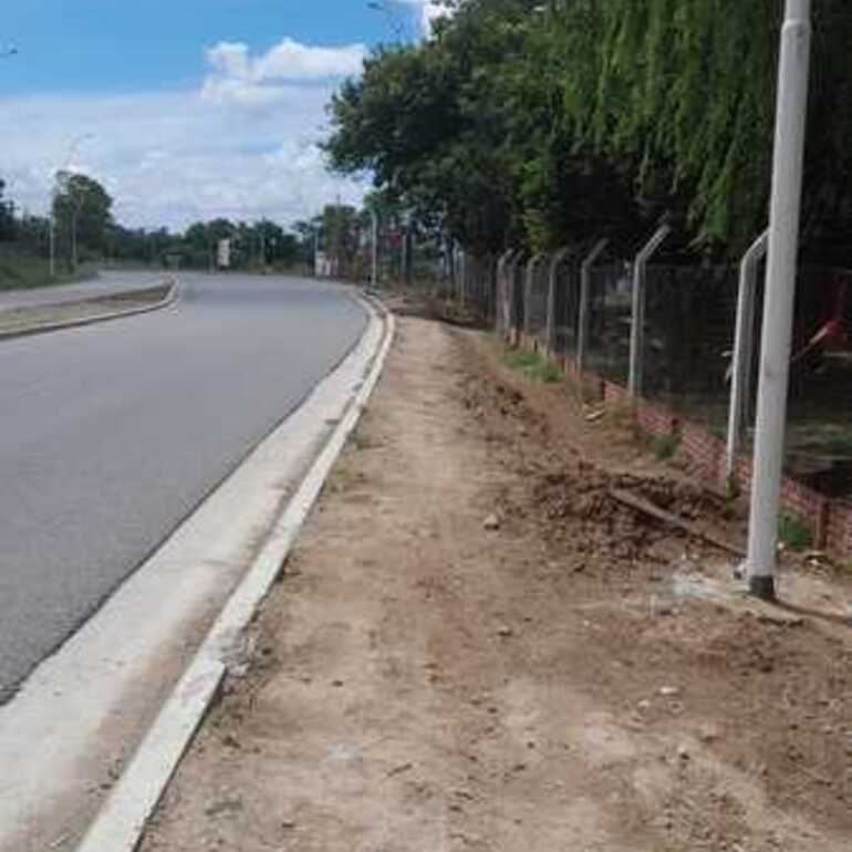 Imagen de Sendero peatonal inexistente obliga a ciclistas a invadir la ruta