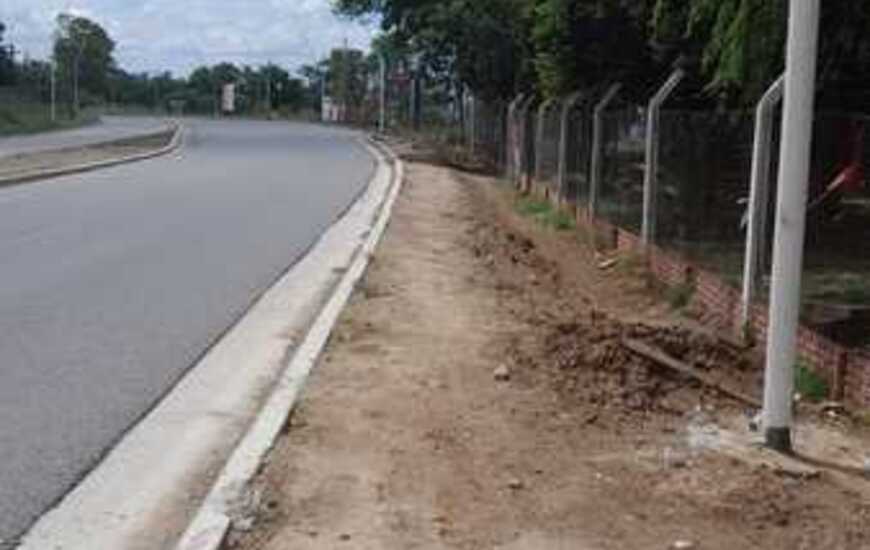 Imagen de Sendero peatonal inexistente obliga a ciclistas a invadir la ruta