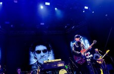 Imagen de Andrés Calamaro encendió Rosario: Clásicos inoxidables, homenajes y el deseo de un Papa Carlitos