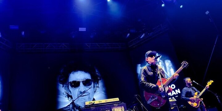 Imagen de Andrés Calamaro encendió Rosario: Clásicos inoxidables, homenajes y el deseo de un Papa Carlitos