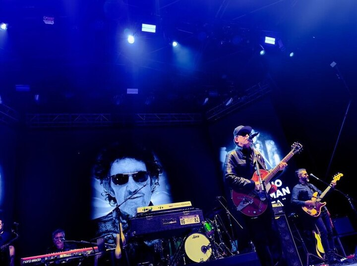 Imagen de Andrés Calamaro encendió Rosario: Clásicos inoxidables, homenajes y el deseo de un Papa Carlitos