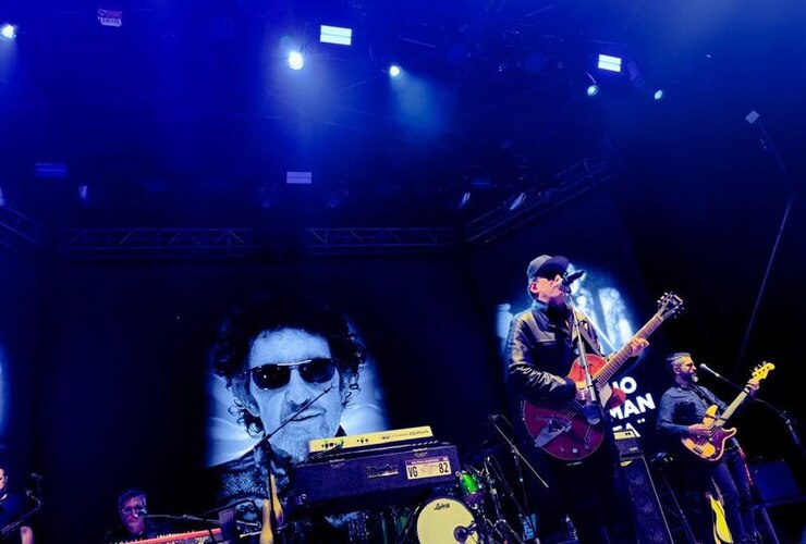 Imagen de Andrés Calamaro encendió Rosario: Clásicos inoxidables, homenajes y el deseo de un Papa Carlitos