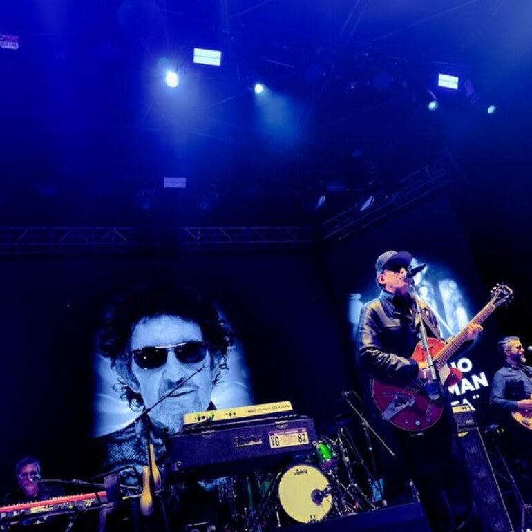 Imagen de Andrés Calamaro encendió Rosario: Clásicos inoxidables, homenajes y el deseo de un Papa Carlitos