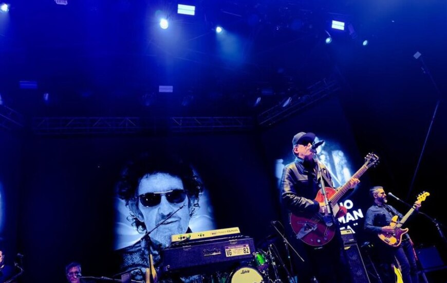 Imagen de Andr&eacute;s Calamaro encendi&oacute; Rosario: Cl&aacute;sicos inoxidables, homenajes y el deseo de un �Papa Carlitos�