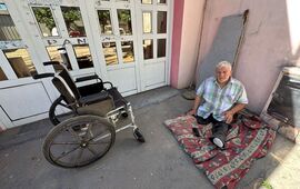 Imagen de Est&aacute; viviendo en la calle y pide ayuda. Se trata de una persona con discapacidad. A ra&iacute;z de problemas personales, su familia no le permite regresar a su casa.