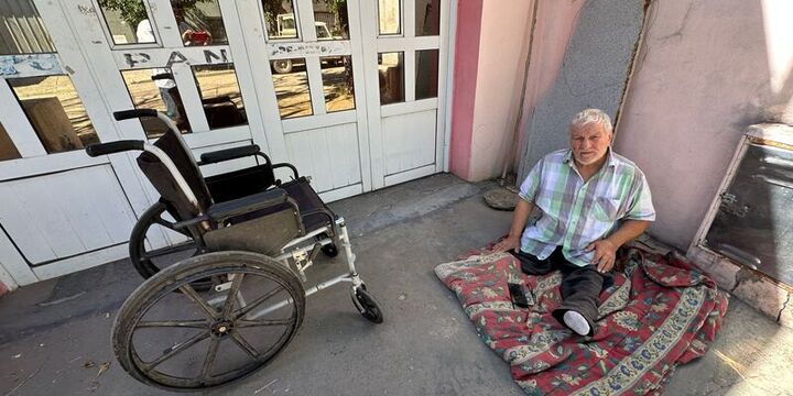Imagen de Está viviendo en la calle y pide ayuda. Se trata de una persona con discapacidad. A raíz de problemas personales, su familia no le permite regresar a su casa.