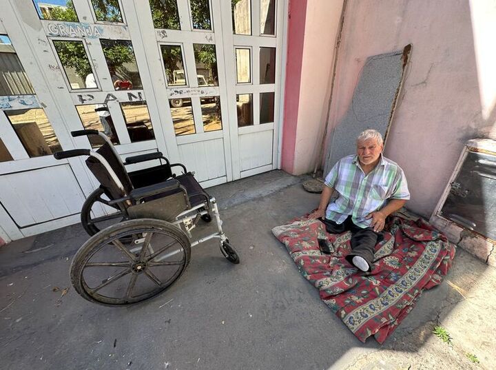 Imagen de Está viviendo en la calle y pide ayuda. Se trata de una persona con discapacidad. A raíz de problemas personales, su familia no le permite regresar a su casa.