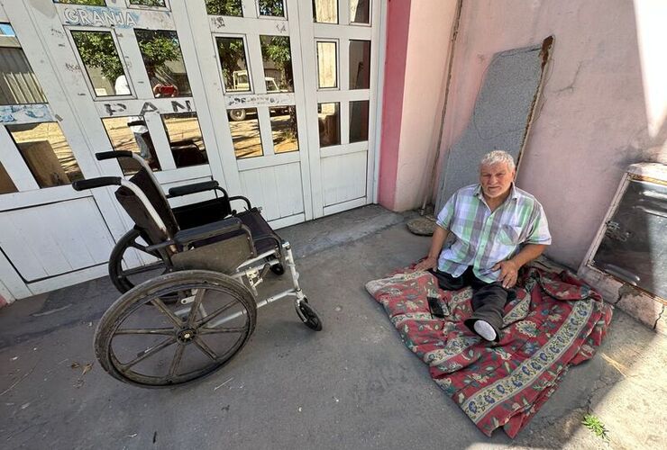 Imagen de Está viviendo en la calle y pide ayuda. Se trata de una persona con discapacidad. A raíz de problemas personales, su familia no le permite regresar a su casa.