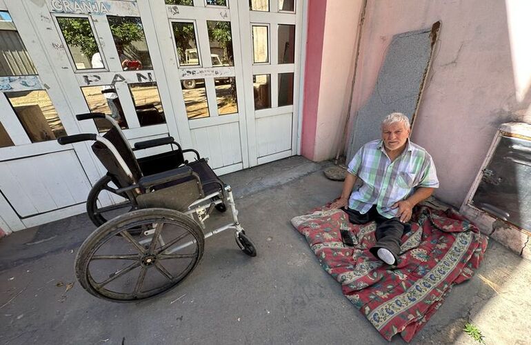 Imagen de Está viviendo en la calle y pide ayuda. Se trata de una persona con discapacidad. A raíz de problemas personales, su familia no le permite regresar a su casa.