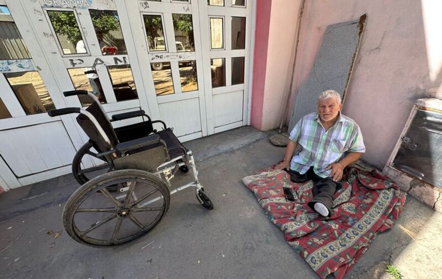 Imagen de Est&aacute; viviendo en la calle y pide ayuda. Se trata de una persona con discapacidad. A ra&iacute;z de problemas personales, su familia no le permite regresar a su casa.