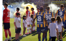 Imagen de F&uacute;tbol y pol&iacute;tica: Javier Milei respald&oacute; a estudiantes en el conflicto por el "pasillo de espaldas" en Rosario