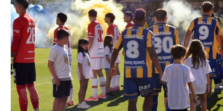 Imagen de Fútbol y política: Javier Milei respaldó a estudiantes en el conflicto por el "pasillo de espaldas" en Rosario