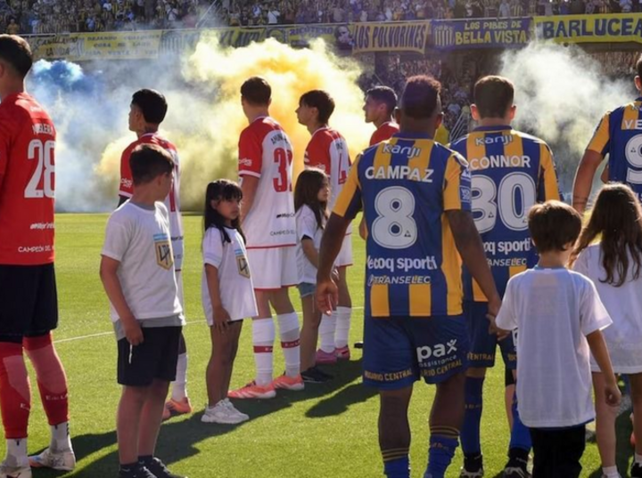 Imagen de Fútbol y política: Javier Milei respaldó a estudiantes en el conflicto por el "pasillo de espaldas" en Rosario