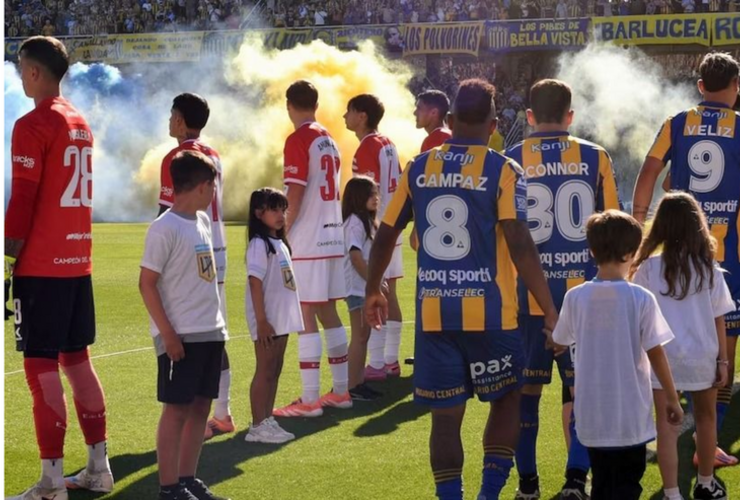 Imagen de Fútbol y política: Javier Milei respaldó a estudiantes en el conflicto por el "pasillo de espaldas" en Rosario