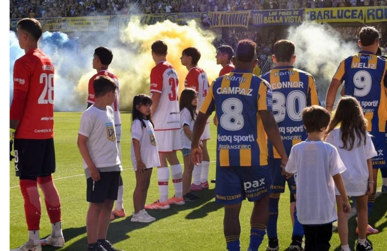 Imagen de Fútbol y política: Javier Milei respaldó a estudiantes en el conflicto por el "pasillo de espaldas" en Rosario