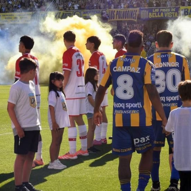 Imagen de Fútbol y política: Javier Milei respaldó a estudiantes en el conflicto por el "pasillo de espaldas" en Rosario