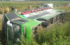 Imagen de Fatal vuelco en ruta 2 deja dos fallecidos y más de 40 heridos en un micro con militantes rumbo a acto de Kicillof