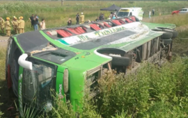 Imagen de Fatal vuelco en ruta 2 deja dos fallecidos y m&aacute;s de 40 heridos en un micro con militantes rumbo a acto de Kicillof