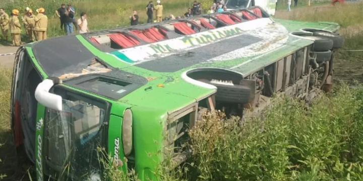 Imagen de Fatal vuelco en ruta 2 deja dos fallecidos y más de 40 heridos en un micro con militantes rumbo a acto de Kicillof