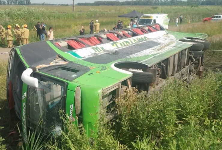 Imagen de Fatal vuelco en ruta 2 deja dos fallecidos y más de 40 heridos en un micro con militantes rumbo a acto de Kicillof