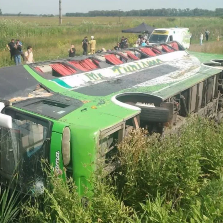 Imagen de Fatal vuelco en ruta 2 deja dos fallecidos y más de 40 heridos en un micro con militantes rumbo a acto de Kicillof