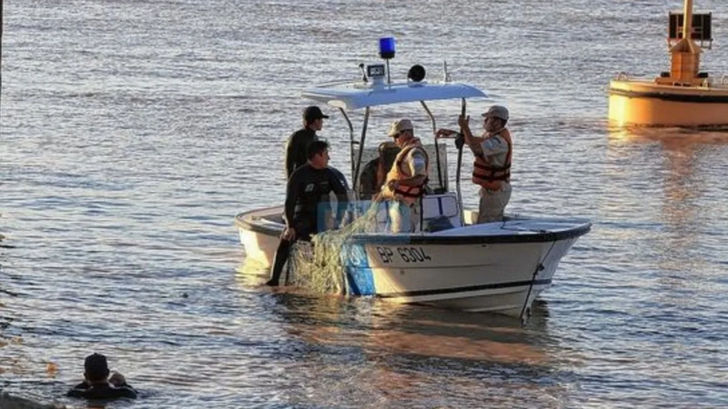 Imagen de Contin&uacute;a la intensa b&uacute;squeda del polic&iacute;a que cay&oacute; al r&iacute;o Parana tras un choque de embarcaciones