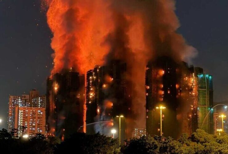 Imagen de Tragedia en Hong Kong: Incendio devora rascacielos y deja al menos 4 muertos y 8 heridos