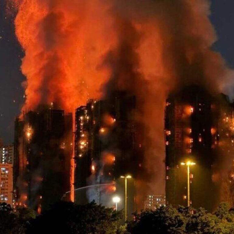Imagen de Tragedia en Hong Kong: Incendio devora rascacielos y deja al menos 4 muertos y 8 heridos