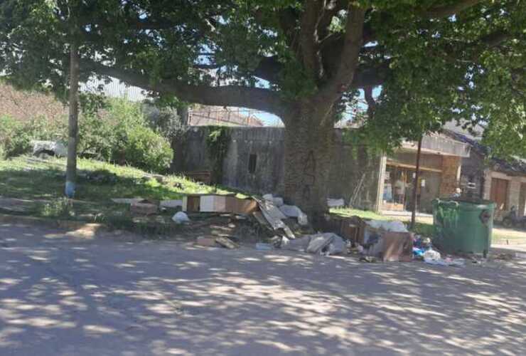 Imagen de Reclamo vecinal: Basura acumulada en Humberto Primo e Infante