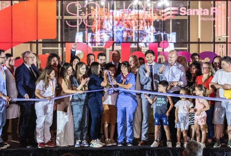 Imagen de Pullaro inauguró el nuevo Hospital Regional de Rafaela: "Tenemos la mejor salud pública de la República Argentina"