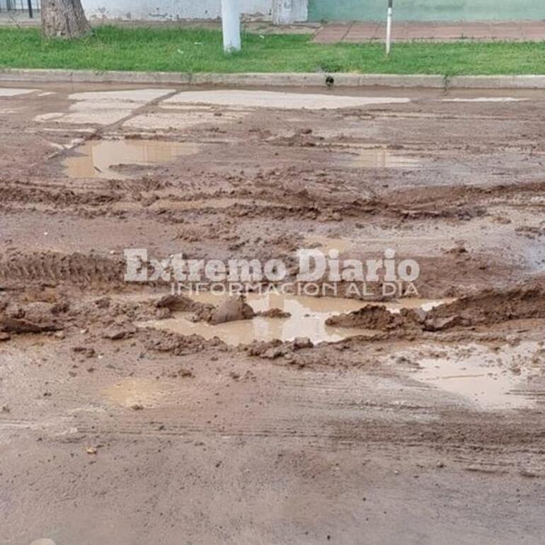 Imagen de Vecino reclama daños en el pavimento por desvío de camiones en Alejandro Gómez al 790