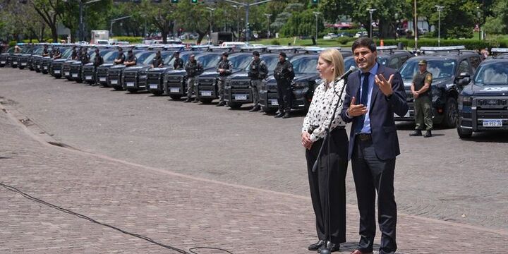 Imagen de Pullaro entregó más camionetas 0 km a la Policía: El método que llevamos adelante en Santa Fe trajo una drástica caída de la violencia y el delito