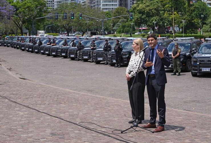 Imagen de Pullaro entreg&oacute; m&aacute;s camionetas 0 km a la Polic&iacute;a: �El m&eacute;todo que llevamos adelante en Santa Fe trajo una dr&aacute;stica ca&iacute;da de la violencia y el delito�